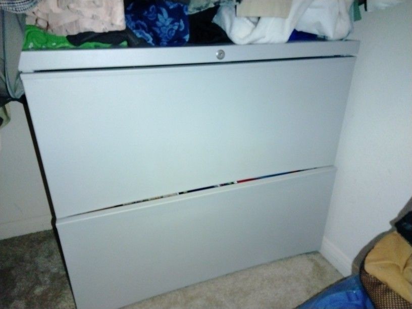 2 Drawer File Cabinet. Nice Condition