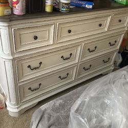 Broyhill Queen Size Bedroom Set 