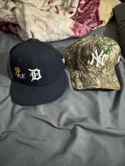 Lot of 2 New Era 59FIFTY Fitted Hats - Size 7 Detroit Tigers Black + Yankees Realtree Camo