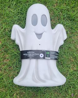 Spooky Village Lighted Ghost Wall Plague Haunting Sounds NEW