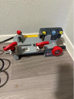 AI Overview    +5                  The ILCO Silca Flash 008 Manual Edge Cut Key Duplicator (120V)