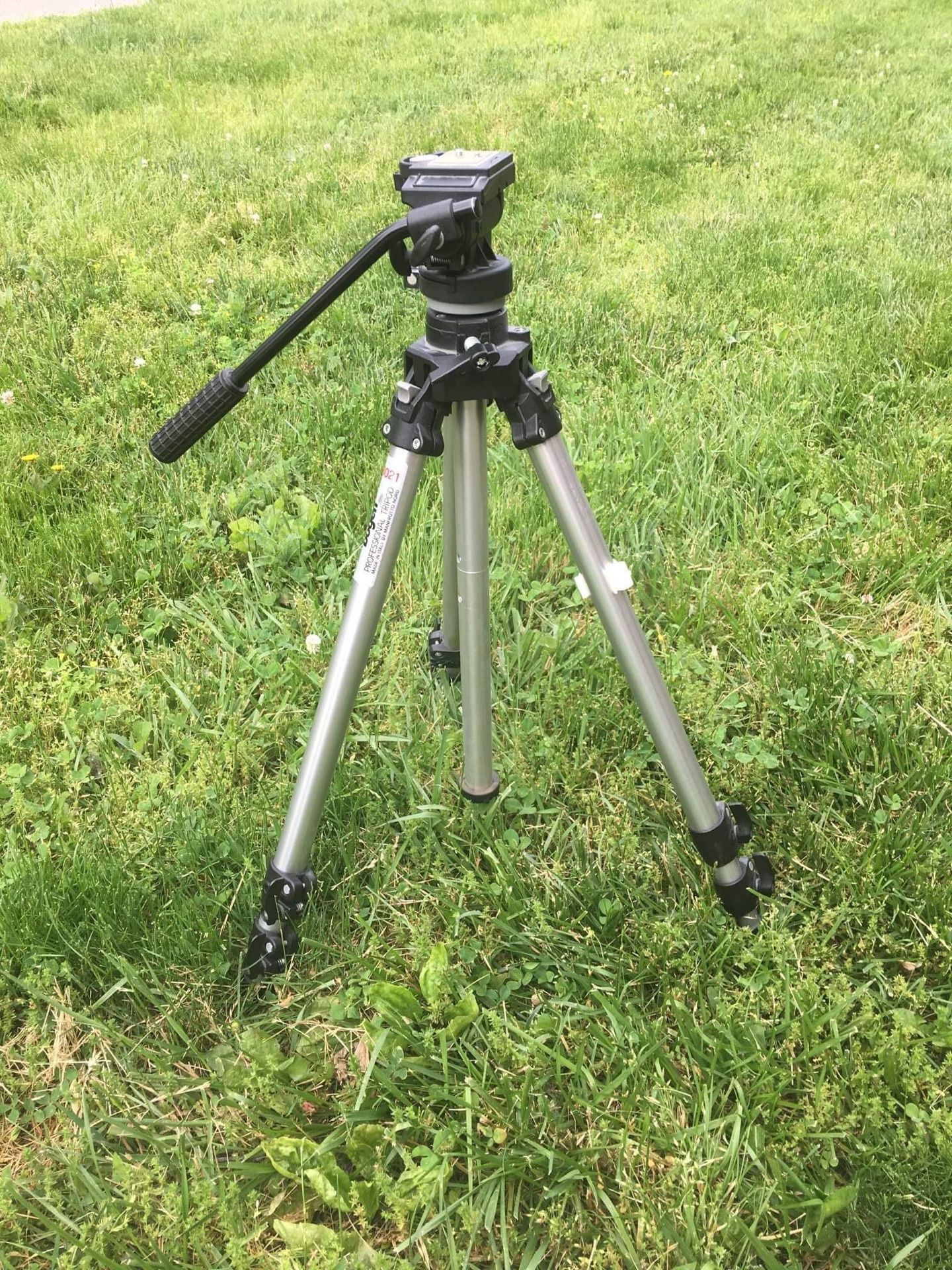 Professional Tripod with Fluid Head