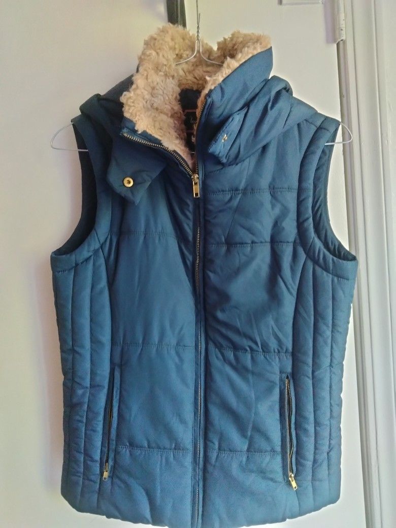 Love Tree Women's Faux Fur Collar Outerwear Vest . S