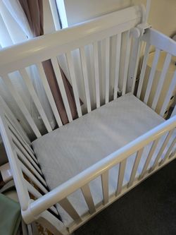 Dream On Me Aden 4-in-1 Convertible Mini Crib in white