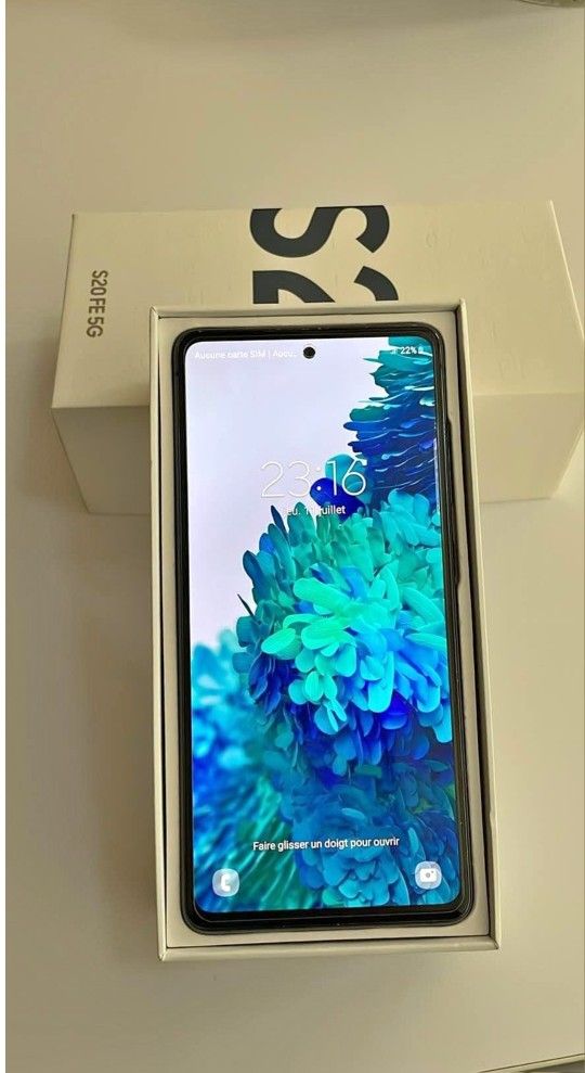 Samsung Galaxy S20FE,  Factory UNLOCKED,  Excellent Condition.  Like New 