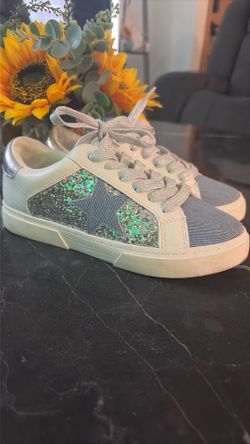 Size 2 girls tennis shoes