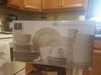 48 Piece Porcelain Dinnerware Set
