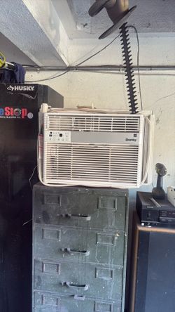 Dandy  AC  window  unit  good