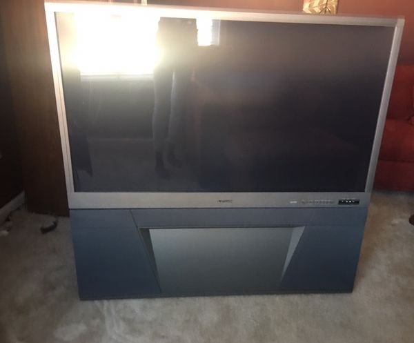 50 Inch Floor Model Tv Excellent Condition For Sale In Franklin