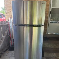 LG Refrigerator Like New In Great Condition $400 