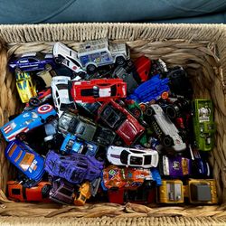 60 HOT WHEELS & MATCHBOX CARS