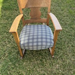 Refurbished Vintage Rocking Chair – Solid Wood + Plaid Cushion