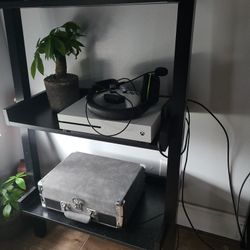 Xbox One S +32 Inch Poleroid TV 