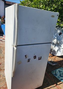 FREE!! WHITE REFRIGERATOR IN VAN NUYS!! FREE!!