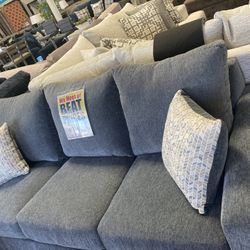 Gorgeous  Sleeper Sofa ✨😊 Free Delivery 🤗💜 Easy Financing Options 😀📦