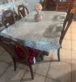 Table with 6 chairs.
