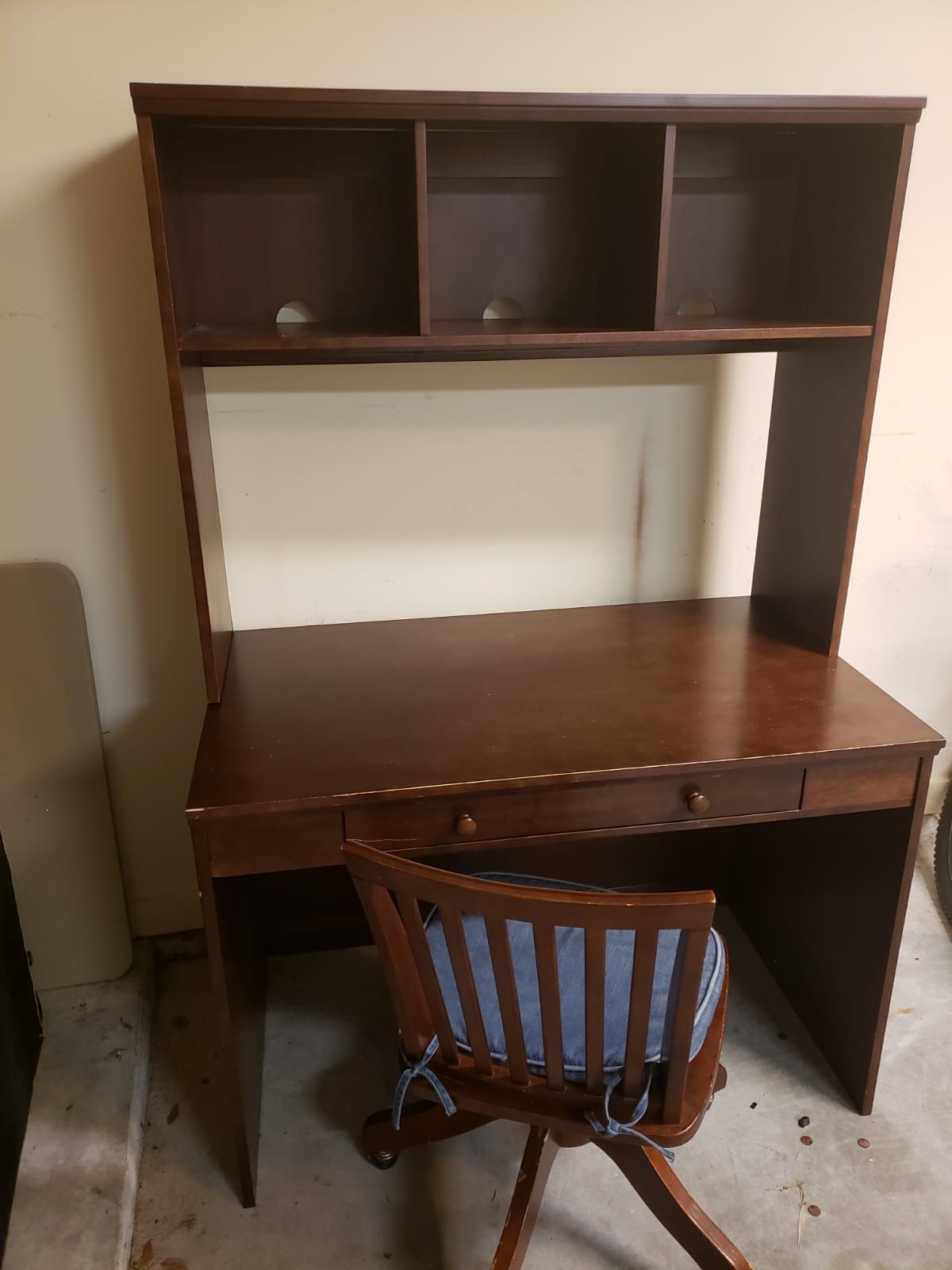 Pottery Barn Desk with Chair in Very Good condition