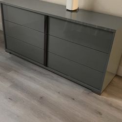 City furniture king size bedroom for sale (bedframe and dresser)