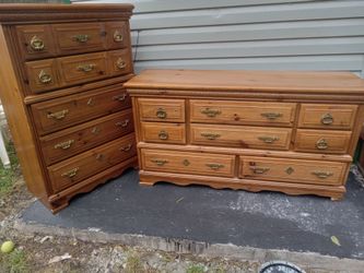 Dresser set cash only has few scratches on it other than that good condition it is heavy its real wood