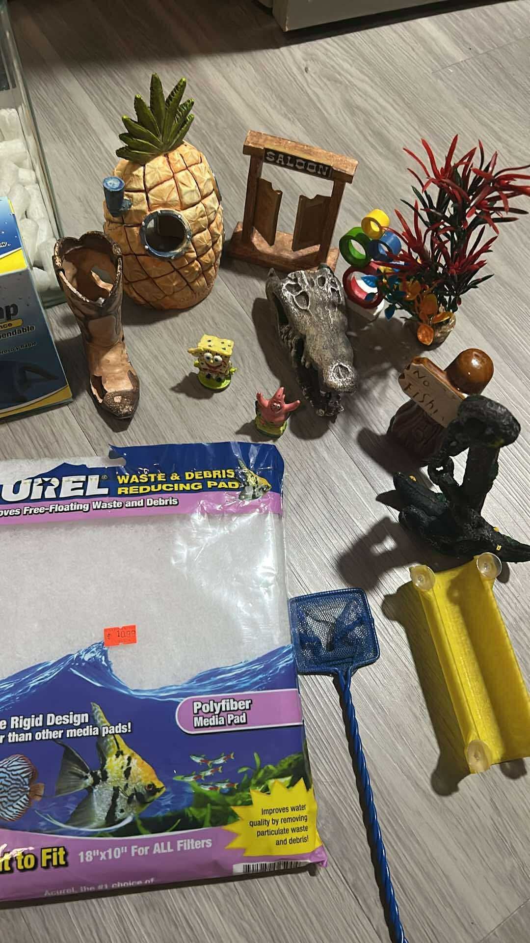 5 Gallon Fish Tank with accessories !