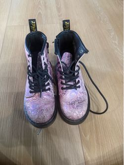 Dr. Martens 1460 Junior Boots – Iridescent Pink Glitter