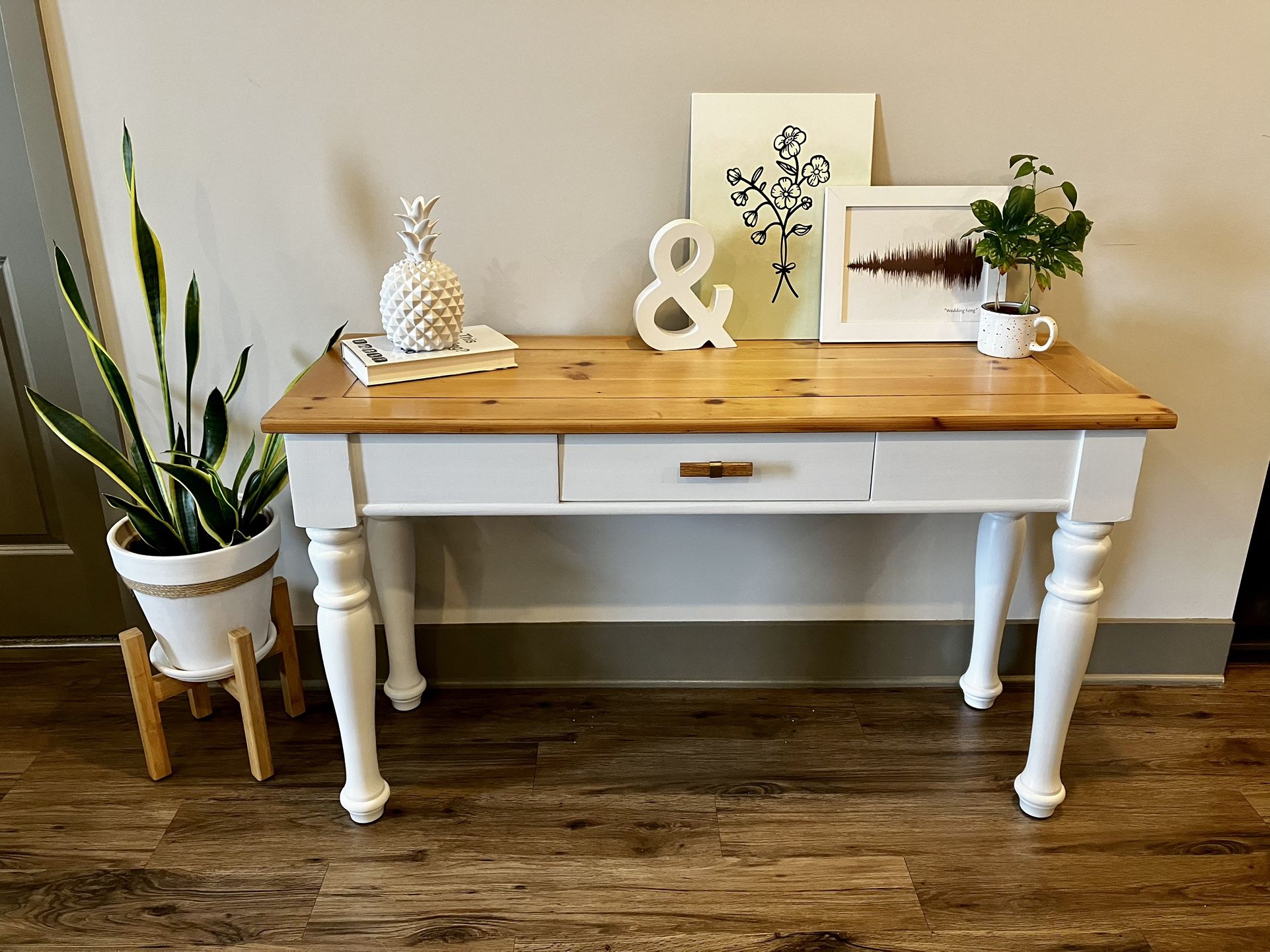 Broyhill Wooden Two-Toned Entryway Table/Entry Table/Console Table