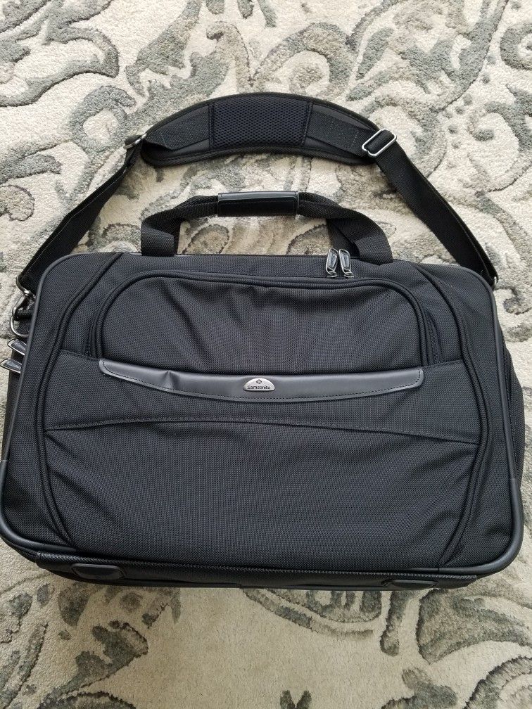 "SAMSONITE" Carry-On Expendable Weekender Siuter with combination lock. 21"×14"×9"