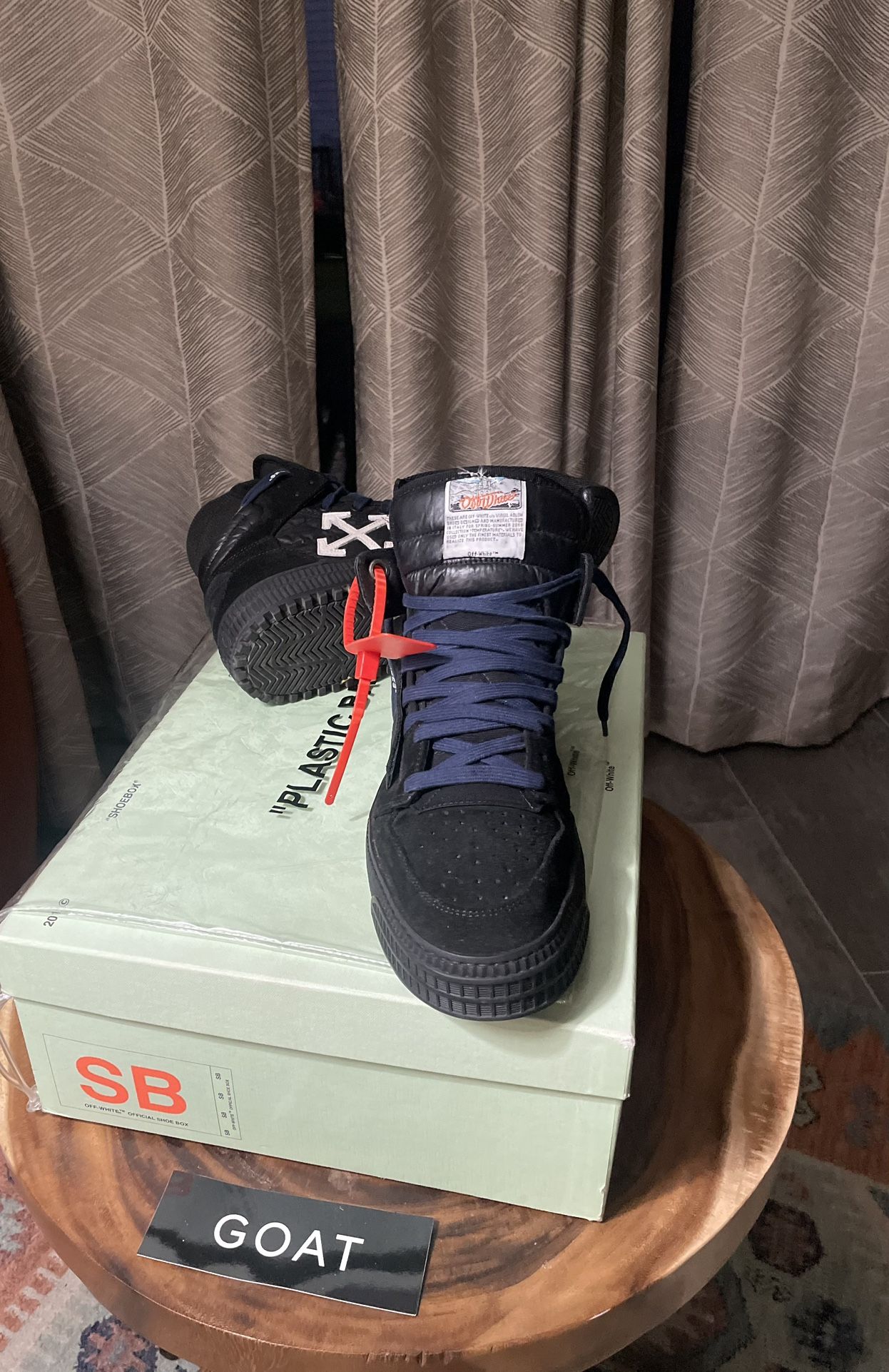 Off-White Mens Sneakers Men Size 9 Black.
