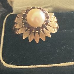 14k Gold Ruby And Perla Ring 