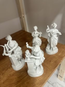 4 Statues