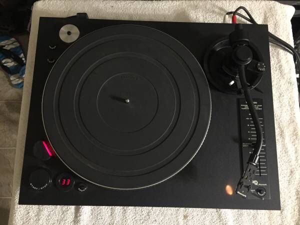 Numark TT2400 Professional Phase Locked Loop Direct Drive Turntable