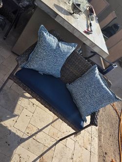it's LOLA LOVESEAT
