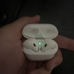 Apple AirPods (1st Generation) – Good Condition