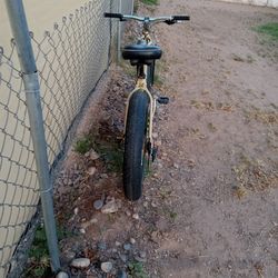 Momentum 26" × 4" fat tire bike.