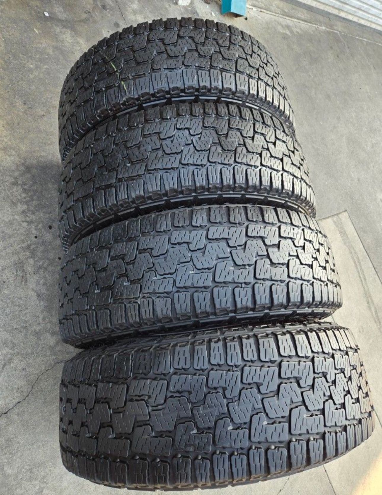 275 65 20 Pirelli con 80% de vida las 4 They all have 80% of their life remaining.