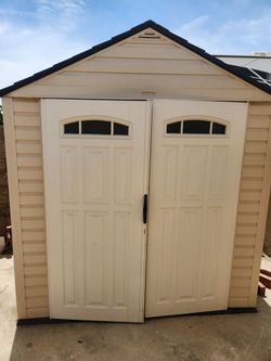 Rubbermaid 7x7 outdoor Hard plastic Shed. Has its own floor dual doors