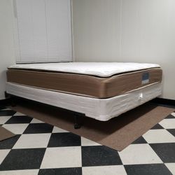 Queen size set - can DELIVER almost anywhere for $20 extra - gently used and in very good condition 😍