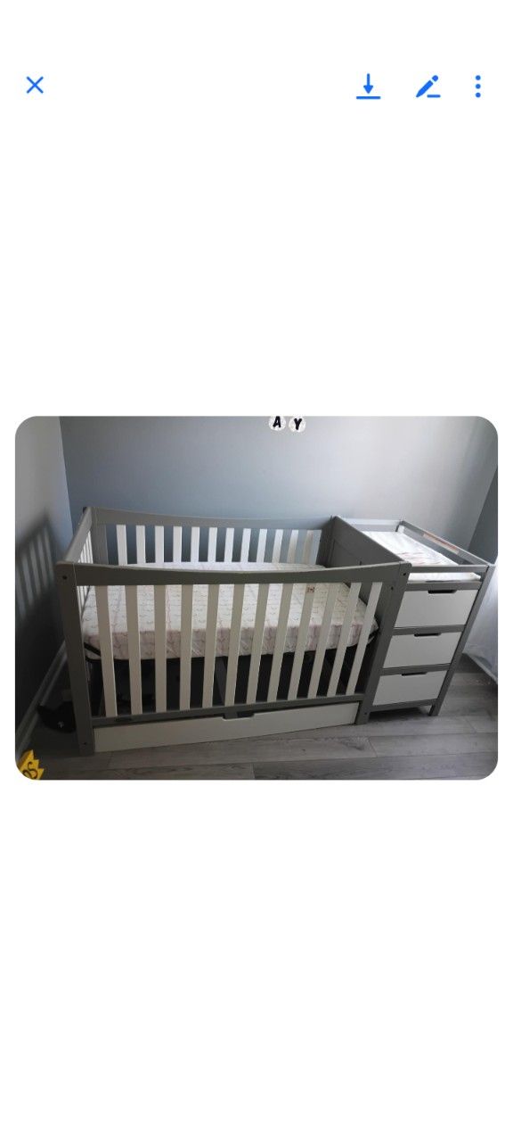 Nice Baby Crib/ Dresser/ Changer