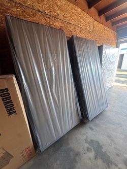 Queen box spring new