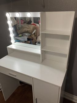 Vanity desk with lights