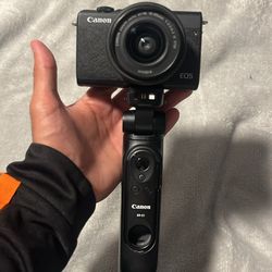 4K Canon EOS M200 Camera (with vlogging tripod kit)