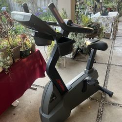 Life Fitness C9i Stationary Bike-self powered No Outlet 
