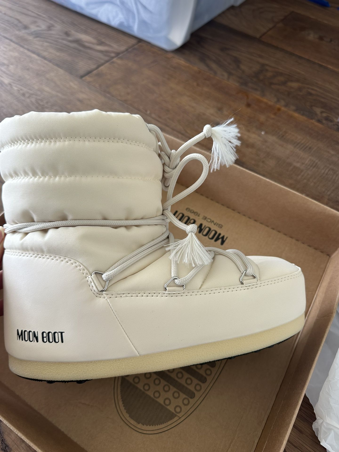 White Moon Boot 9.5/10 Women's