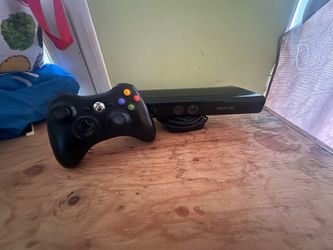 Xbox 360 controller with battery pack and xbox 360 kinect