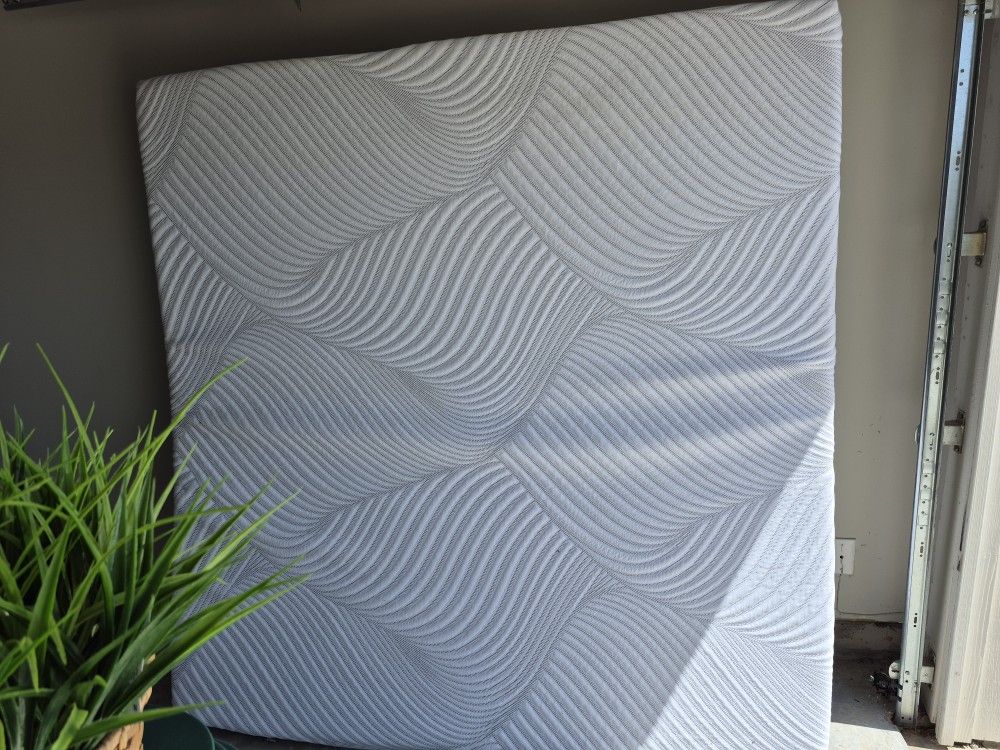Plush King Size Sealy Posturepedic Matress