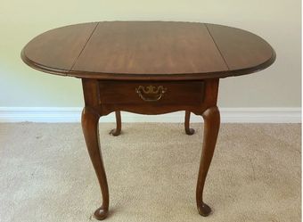 Vintage Queen Anne Style Drop Leaf Side Table with a Drawer by Drexel