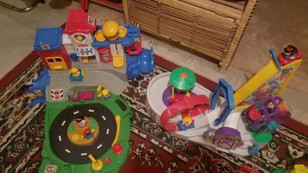 4 piece Little People village