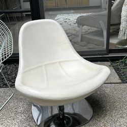 Free Mid Century Style Chair 