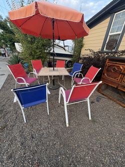 Table/umbrella with chairs