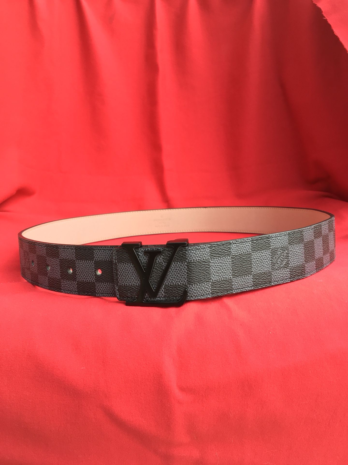 Louis Vuitton Belt Gray And Black for Sale in Auburn, WA - OfferUp